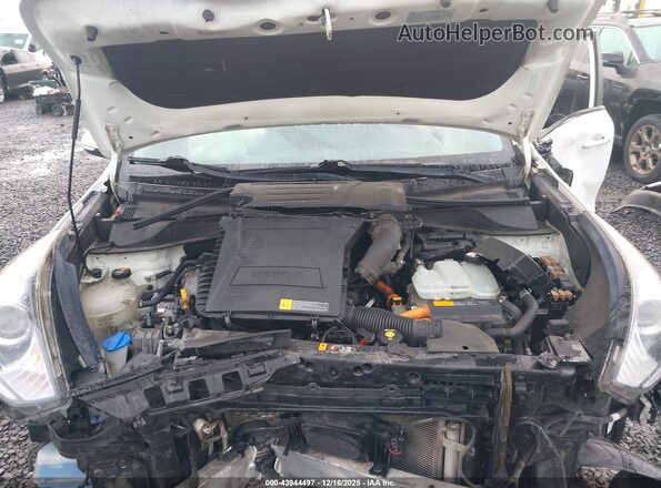 KNDCC3LC7H5072128 2017 KIA NIRO Белый Вид сзади