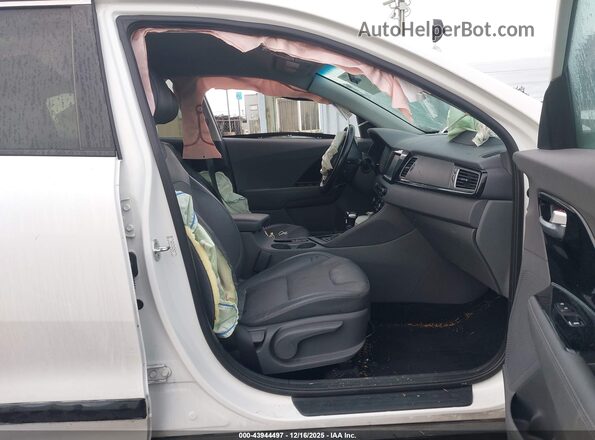 KNDCC3LC7H5072128 2017 KIA NIRO Белый Вид салона спереди