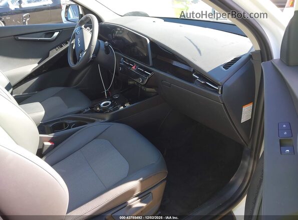 KNDCR3L19S5141275 2025 KIA NIRO EV Белый Вид салона спереди