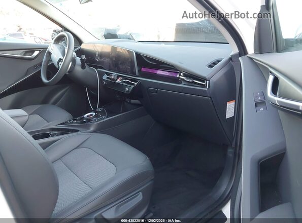 KNDCR3L19S5145276 2025 KIA NIRO EV White Widok wnętrza z przodu