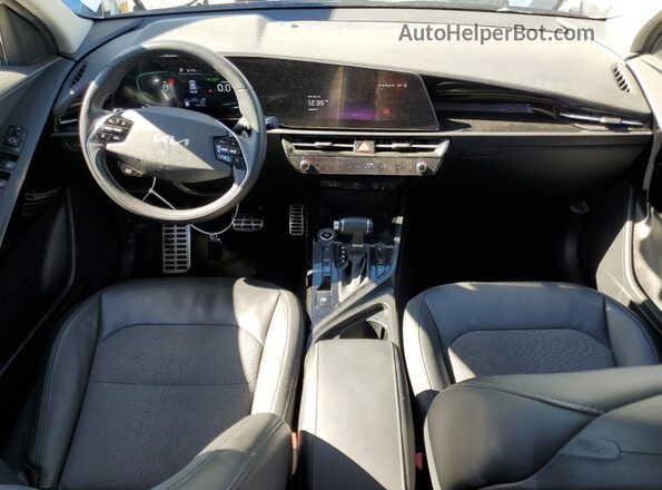 KNDCR3LE0P5042788 2023 KIA NIRO Белый Вид панели приборов