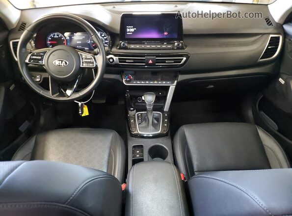 KNDETCA27M7207013 2021 KIA SELTOS Золотой Вид панели приборов