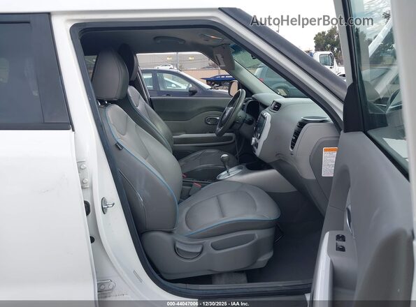 KNDJX3AE2G7007593 2016 KIA SOUL EV Белый Вид салона спереди