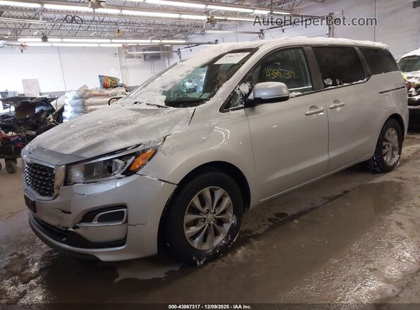KNDMB5C10L6594023 2020 KIA SEDONA Silver Vista tres cuartos delantera izquierda