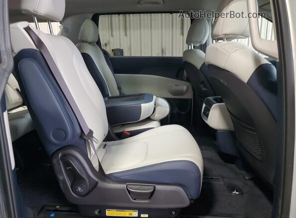 KNDNE5KA4S6066965 2025 KIA CARNIVAL Silver უკანა სალონის ხედი