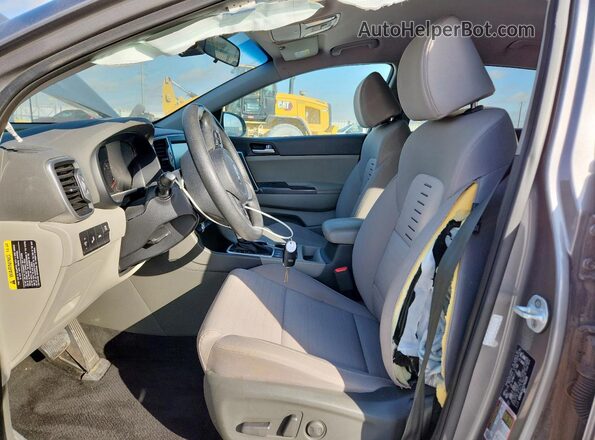 KNDPMCAC5J7410203 2018 KIA SPORTAGE Gray Front interior view