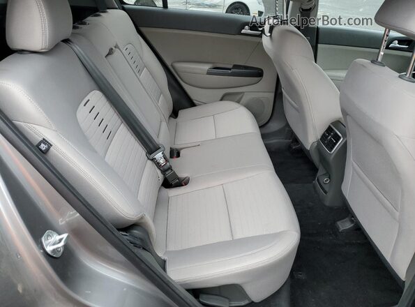 KNDPMCAC6J7359505 2018 KIA SPORTAGE Gray Rear interior view