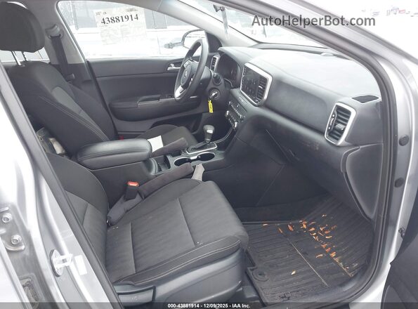 KNDPMCAC9N7955052 2022 KIA SPORTAGE Серебряный Вид салона спереди