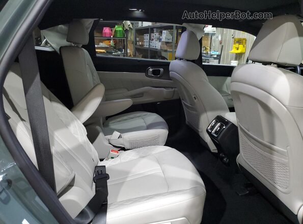 KNDRMDJHXS5404579 2025 KIA SORENTO Green Вид задньої частини салону