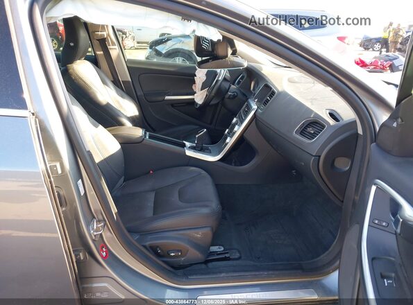 LYV402HK3JB179061 2018 VOLVO S60 INSCRIPTION Gray Widok wnętrza z przodu