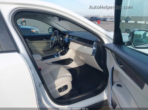 SADCJ2EX1MA665375 2021 JAGUAR F-PACE Белый Вид салона спереди