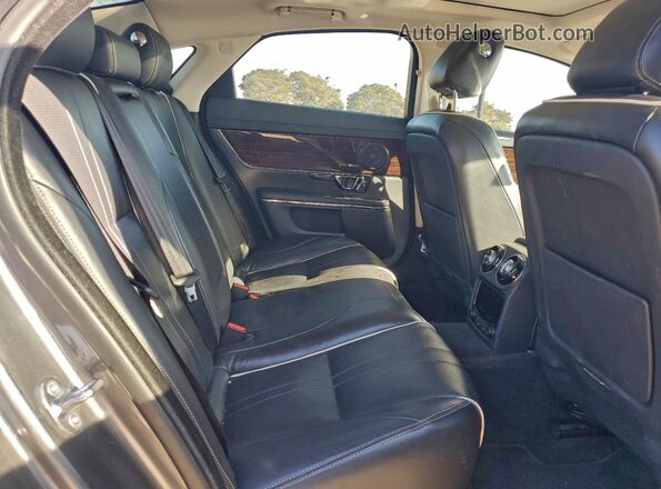 SAJWA1C71H8W12499 2017 JAGUAR XJ Gray Vista de los asientos traseros