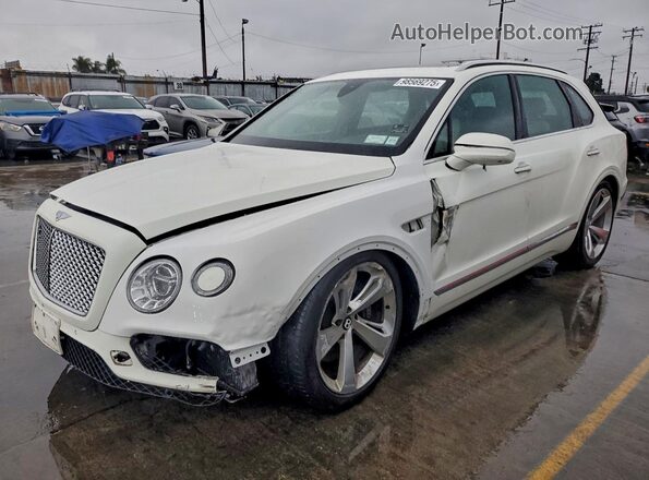 SJAAC2ZV4JC017780 2018 BENTLEY BENTAYGA Белый Передняя левая четверть