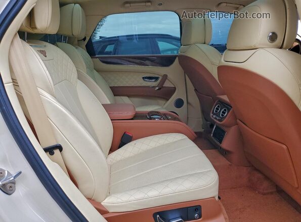 SJAAC2ZV9HC013752 2017 BENTLEY BENTAYGA Кремовый Вид задних сидений