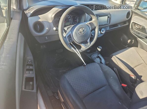 VNKKTUD30HA073359 2017 TOYOTA YARIS Серебряный Вид панели приборов