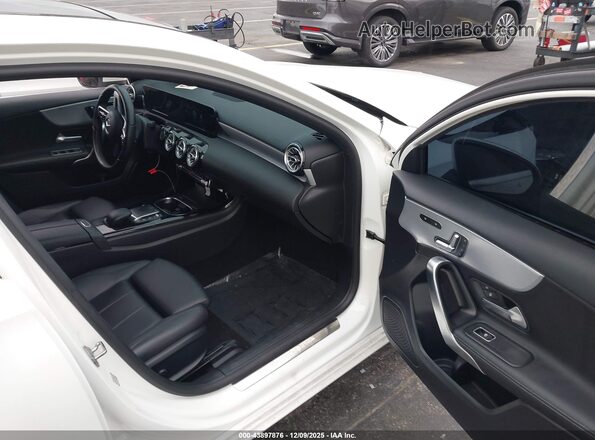 W1K3G4EB8MJ296949 2021 MERCEDES-BENZ A 220 White Widok wnętrza z przodu