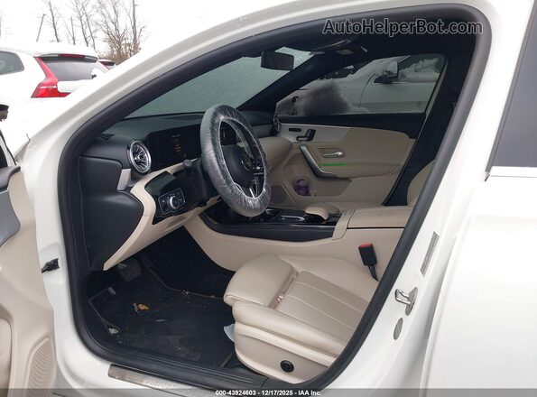 W1K3G4EB8MJ318822 2021 MERCEDES-BENZ A 220 Белый Вид салона спереди