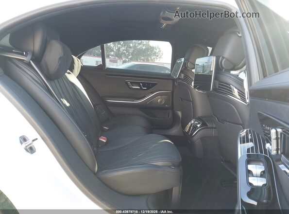 W1K6G8CB2SA322868 2025 MERCEDES-BENZ AMG S 63 E White Widok naklejki z numerem VIN