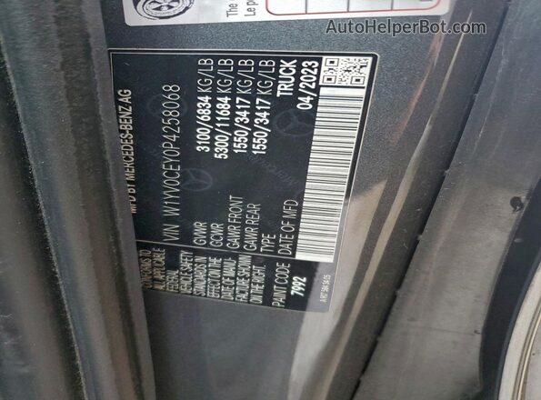 W1YV0CEY0P4258068 2023 MERCEDES-BENZ METRIS Серый Вид наклейки с VIN-кодом