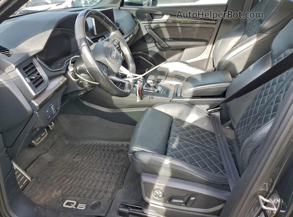WA1A4AFY8J2008701 2018 AUDI SQ5 Серый Вид салона спереди