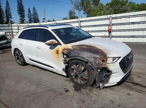 WA1AAAGE4MB030552 2021 AUDI E-TRON White Delantero derecho