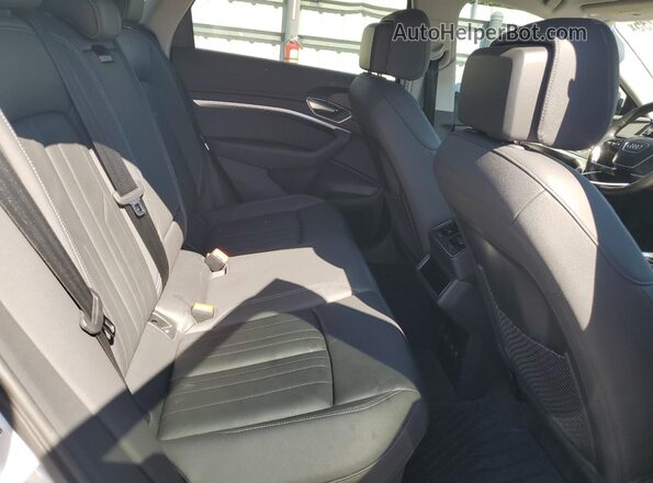 WA1AAAGE4MB030552 2021 AUDI E-TRON White Vista interior trasera