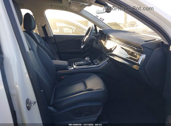 WA1AXBF79ND016983 2022 AUDI Q7 White Вид салону спереду