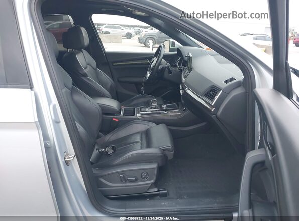 WA1C4AFYXJ2054233 2018 AUDI SQ5 Серебряный Вид салона спереди