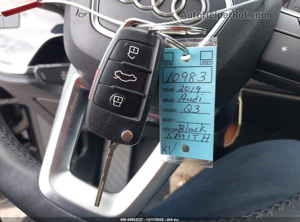 WA1DECF32K1086845 2019 AUDI Q3 Black Vista del salpicadero