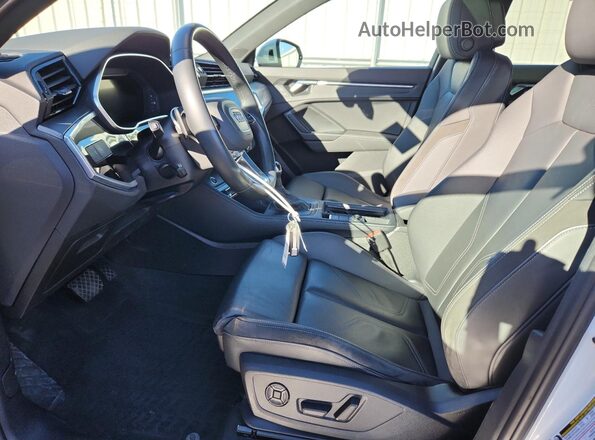 WA1EECF32N1042675 2022 AUDI Q3 Белый Вид салона спереди