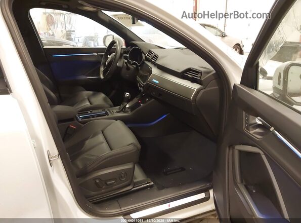 WA1EECF34R1141276 2024 AUDI Q3 White წინა სალონის ხედი