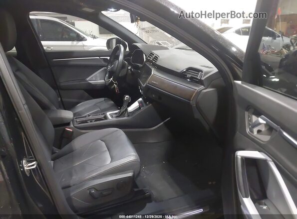 WA1EECF39K1069660 2019 AUDI Q3 Черный Вид салона спереди