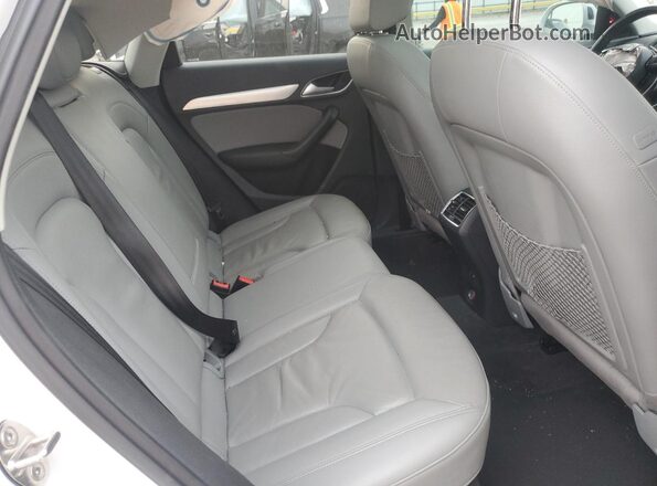 WA1JCCFSXHR008257 2017 AUDI Q3 White Widok wnętrza z tyłu