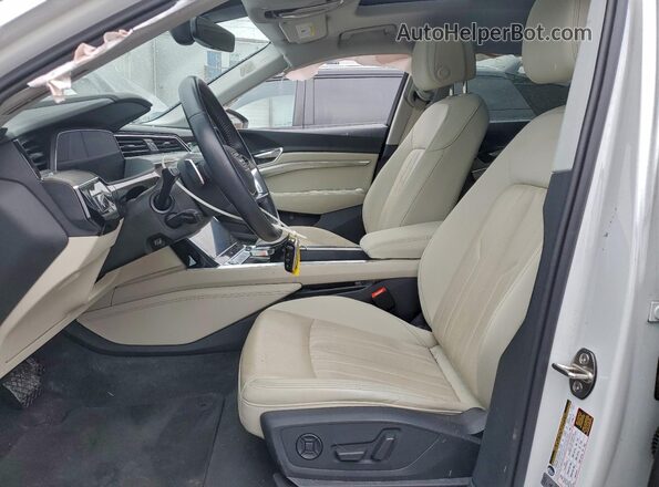 WA1LAAGEXMB004434 2021 AUDI E-TRON White წინა სალონის ხედი
