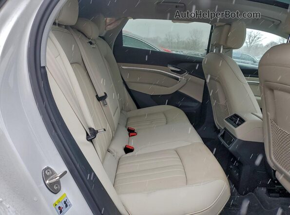 WA1LAAGEXMB004434 2021 AUDI E-TRON White უკანა სალონის ხედი