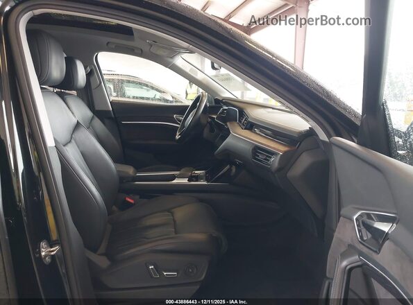 WA1VAAGE4KB006007 2019 AUDI E-TRON Черный Вид салона спереди