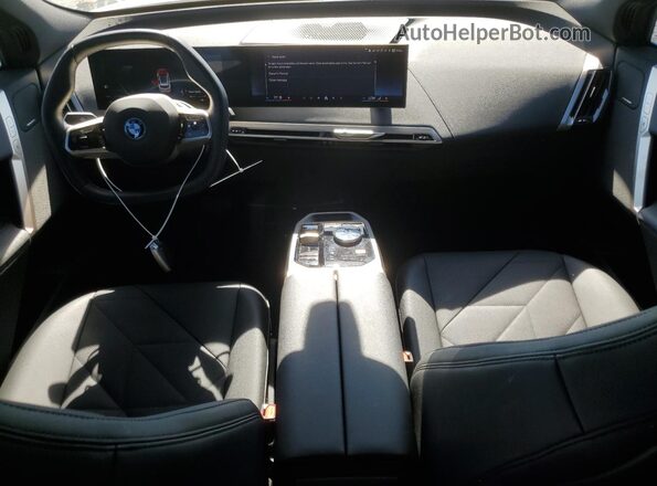 WB523CF03SCS82320 2025 BMW IX White Vista del salpicadero
