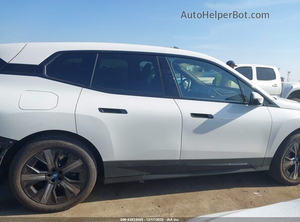 WB523CF08RCR88337 2024 BMW IX White Vista interior de 360 grados