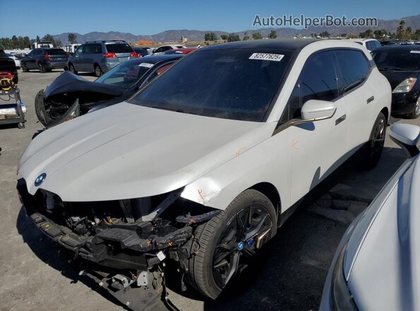 WB533CF04PCM93862 2023 BMW IX White Առջևի ձախ երեք քառորդ տեսարան