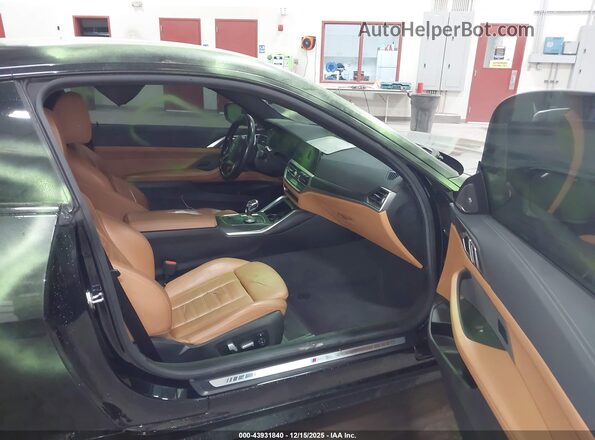 WBA13AR02MCF66802 2021 BMW M4 Black წინა სალონის ხედი