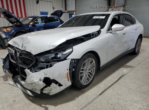 WBA53FJ02RCS71911 2024 BMW 5 SERIES Белый Передняя левая четверть