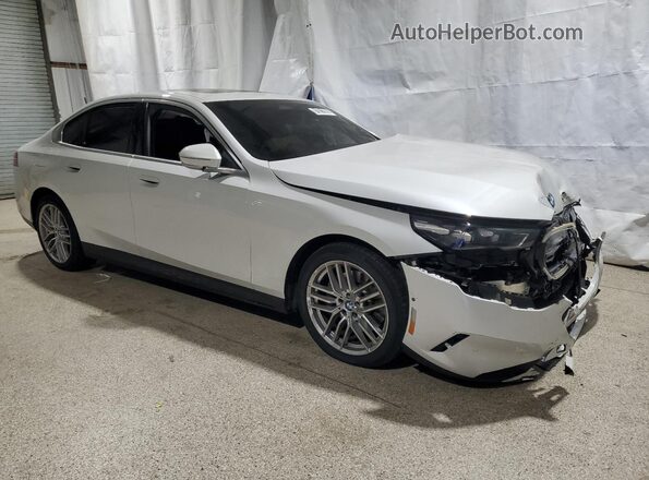 WBA53FJ02RCS71911 2024 BMW 5 SERIES Белый Передняя правая четверть