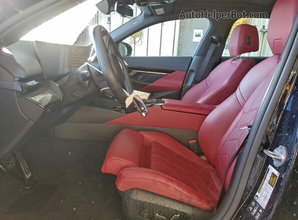 WBA53FJ05RCR20522 2024 BMW 5 SERIES Черный Вид салона спереди