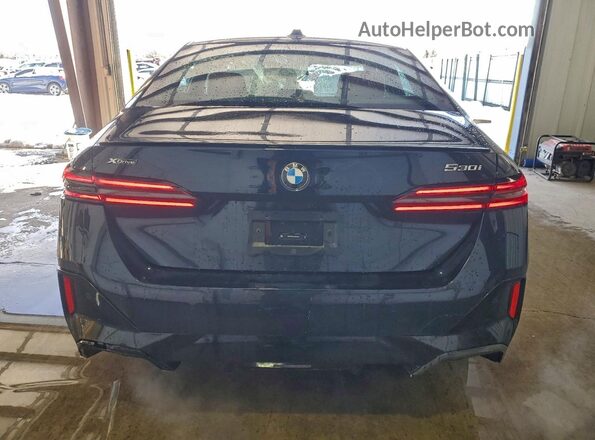 WBA53FJ05RCR20522 2024 BMW 5 SERIES Черный Вид сзади