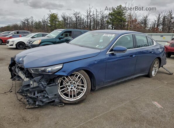 WBA53FJ09RCR06624 2024 BMW 5 SERIES Синий Передняя левая четверть