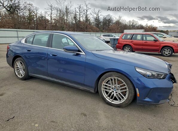 WBA53FJ09RCR06624 2024 BMW 5 SERIES Синий Передняя правая четверть