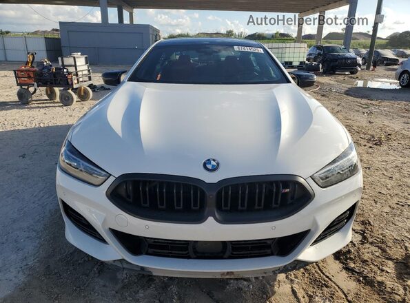 WBAGV8C00PCL59929 2023 BMW M8 White Widok z przodu