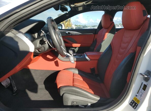 WBAGV8C00PCL59929 2023 BMW M8 White Widok wnętrza z przodu
