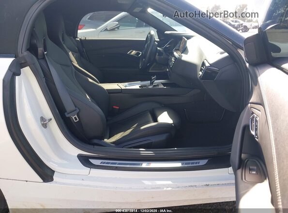 WBAHF3C01SWY44558 2025 BMW Z4 White Սալոնի դիմացի տեսք