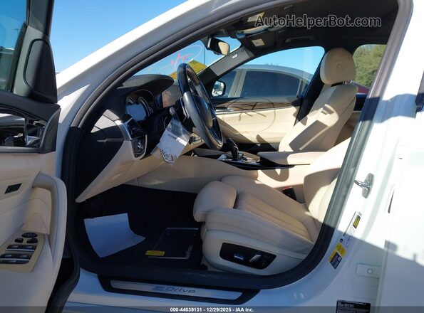 WBAJA9C58KB388709 2019 BMW 5 SERIES Белый Вид салона спереди